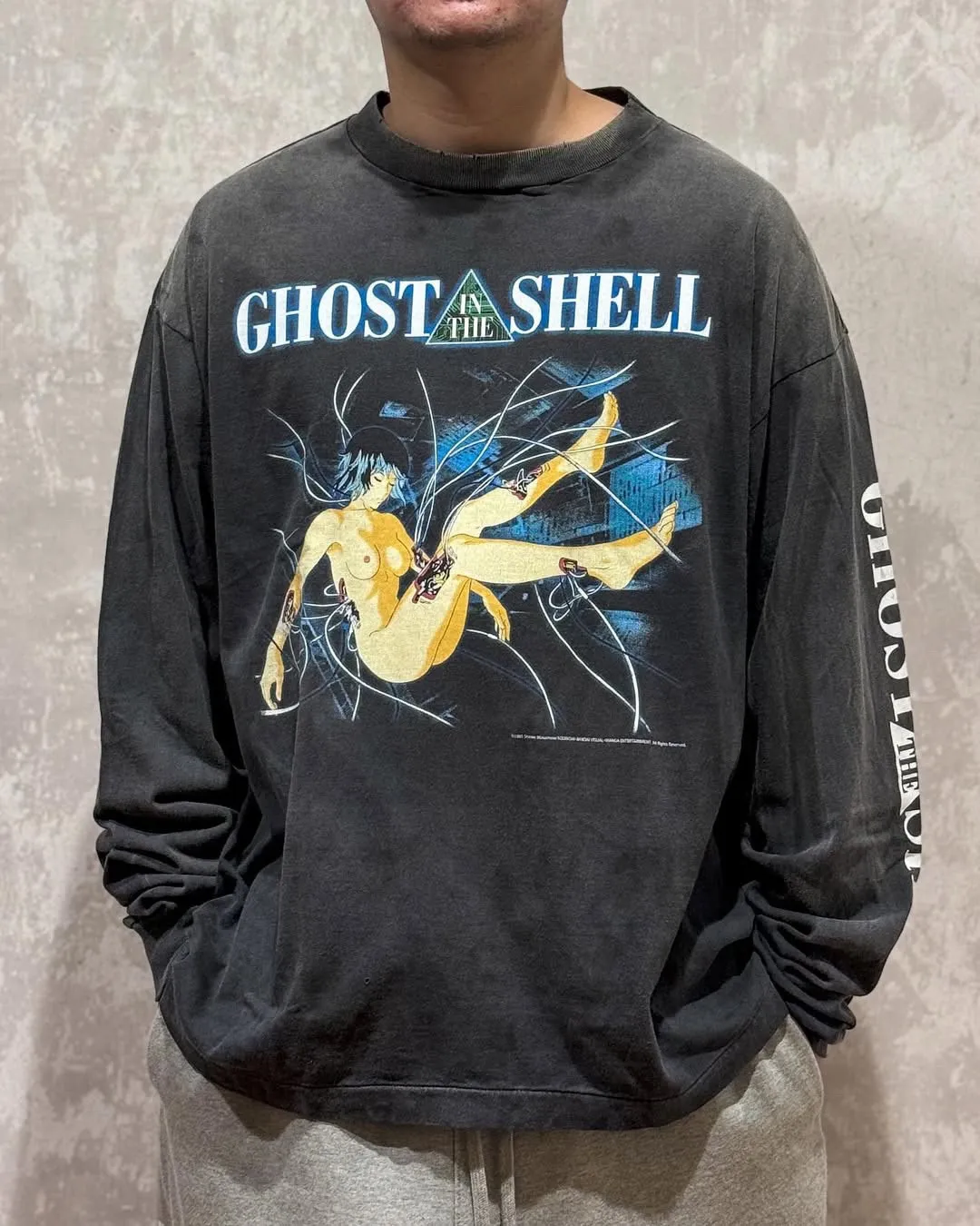 SAINT Mxxxxxx × GHOST IN THE SHELL Ghost in the Shell GS_LS TEE/GITS/BLK Big IP Ghost in the Shell co-branded model Sleeping Motoko Kusanagi Retro distressed long sleeves Washed black S-XL Ready-to-wear Assute dyeing Full-body spray fade/replacement fade Correct accessories Joint LOGO wash mark/main mark/cherub mark Super complex printing replica The drawing/pattern making cycle is very long and the hand graffiti is dirty.